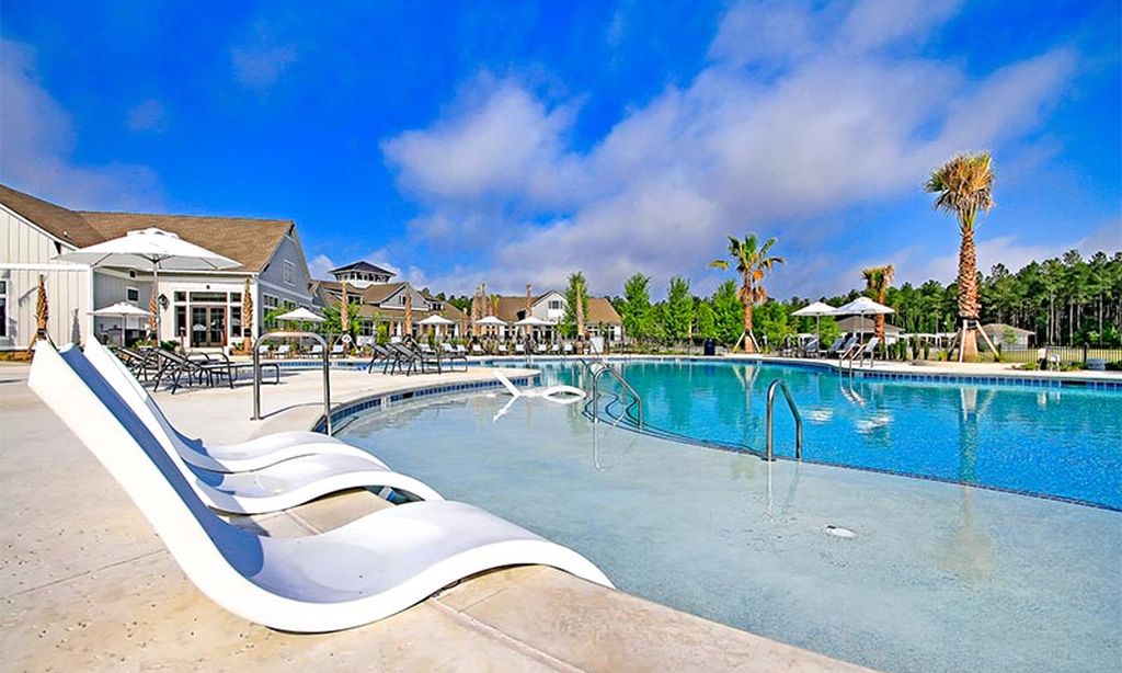 Outdoor Pool Lounge Chairs