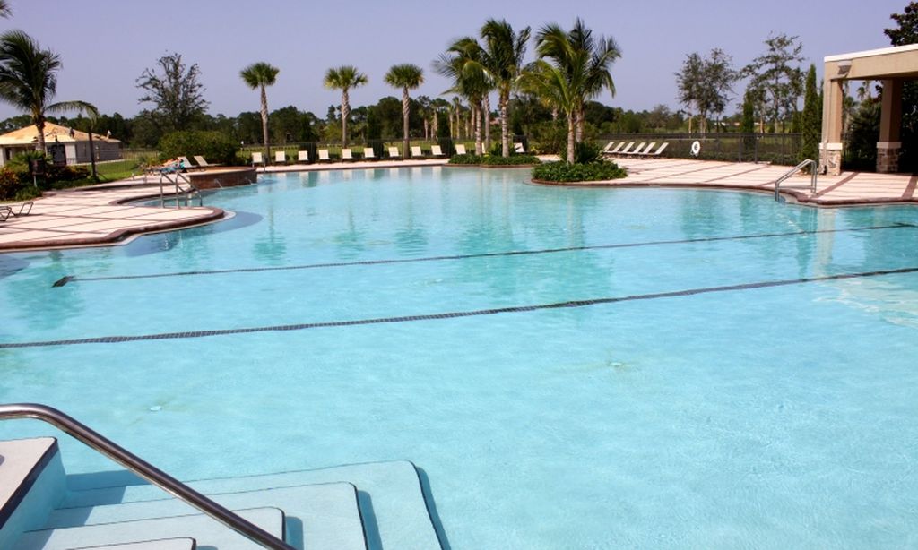 Outdoor Resort-Style Pool