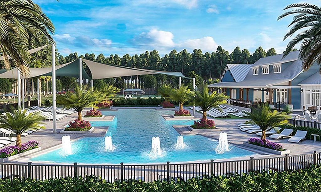 Outdoor Resort-Style Pool