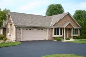 W242N2362 DEER PARK DR B, PEWAUKEE, WI