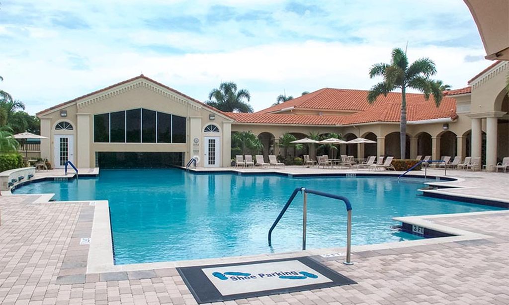 Outdoor Resort-Style Pool