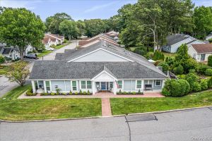 1 HUNTINGTON CT, RIDGE, NY