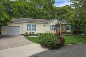 1407 MIDDLE RD 203, CALVERTON, NY
