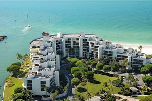 2388 GULF SHORE BLVD N # 204, NAPLES, FL