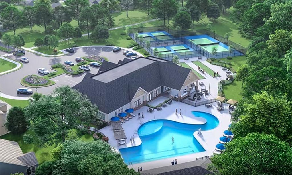 Outdoor Resort-Style Pool