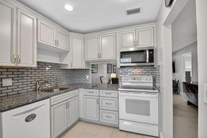 121 LAKE MERYL DR, WEST PALM BEACH, FL