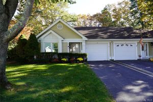 12 BALDWIN CT, RIDGE, NY