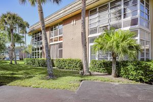 44 VISTA GARDENS TRL APT 104, VERO BEACH, FL