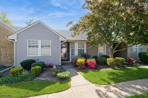 8 JOHN ADAMS CT, MONROE TWP, NJ