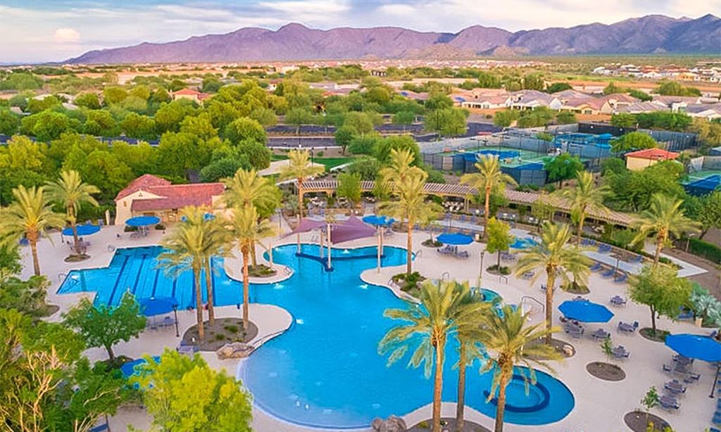 Outdoor Resort-Style Pool