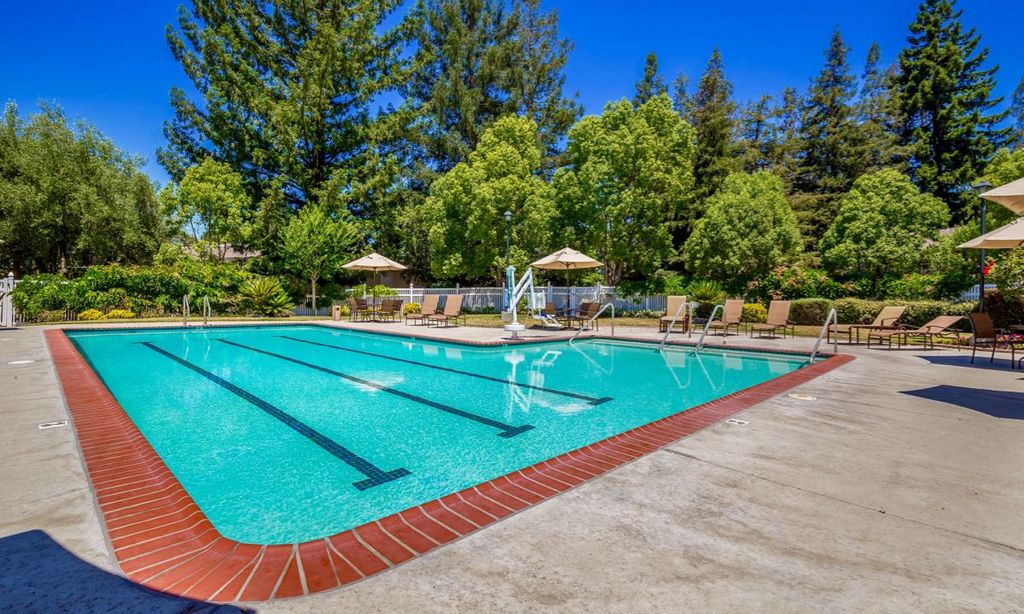 Vineyard Center Outdoor Pool