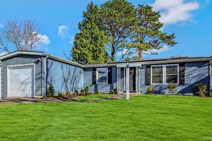 23 LIMETREE DR, MANORVILLE, NY