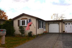 19 DOGWOOD LN, MANORVILLE, NY