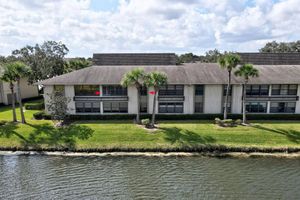 33 PLANTATION DR APT 205, VERO BEACH, FL