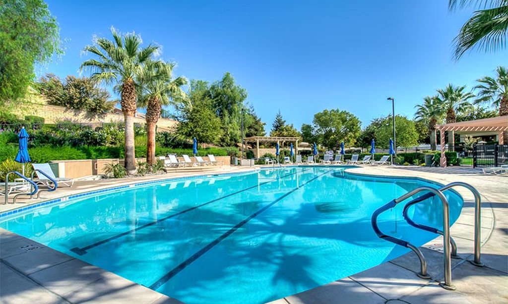 Outdoor Resort-Style Pool