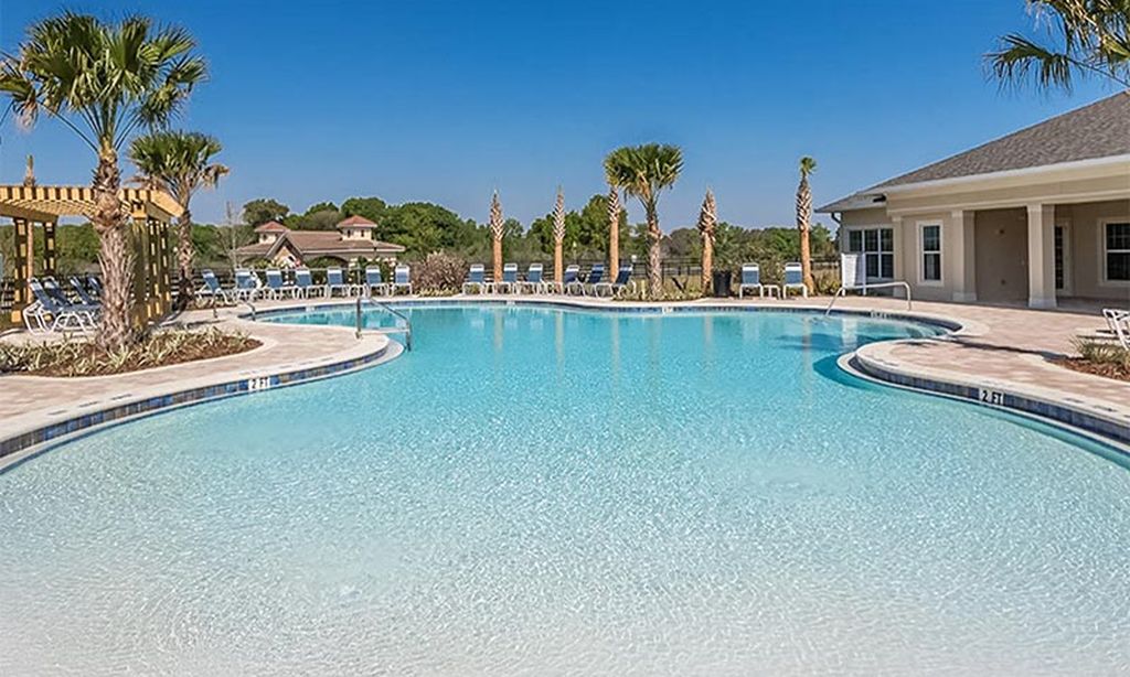 Outdoor Resort-Style Pool