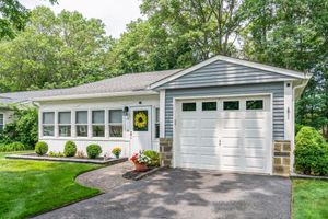 186 CANTERBURY DR, RIDGE, NY