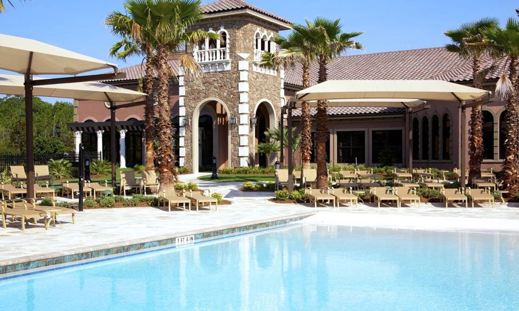 Outdoor Resort-Style Pool