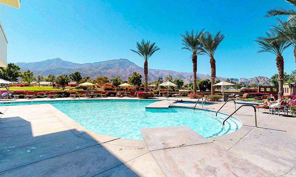 Outdoor Resort-Style Pool