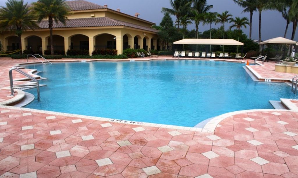 Outdoor Resort-Style Pool