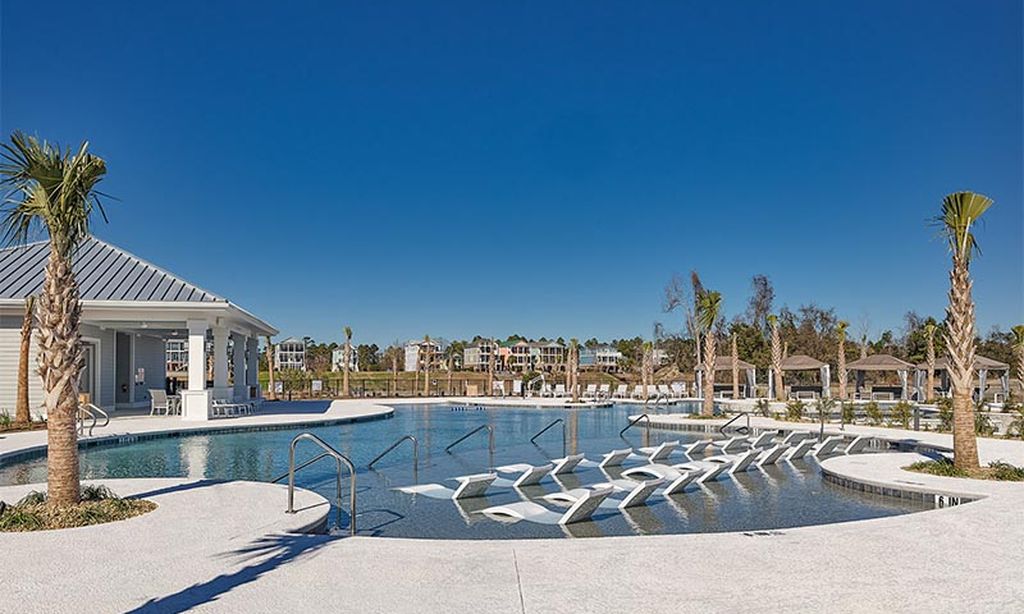 Outdoor Resort-Style Pool