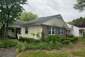9 FORGE LN, CORAM, NY