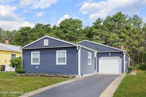 8 PORTSMOUTH DR, TOMS RIVER, NJ
