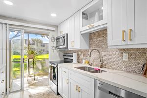 19 ABBEY LN APT 104, DELRAY BEACH, FL