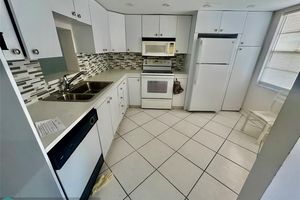 2302 LUCAYA LN APT D2, COCONUT CREEK, FL
