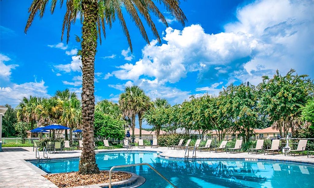 Outdoor Resort-Style Pool