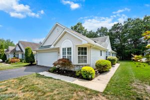 27 PINE HOLLOW LN, LAKEWOOD, NJ