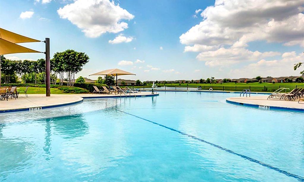 Outdoor Resort-Style Pool