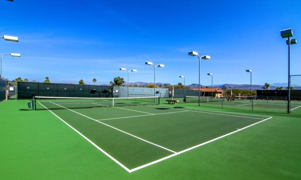 6 Tennis Courts