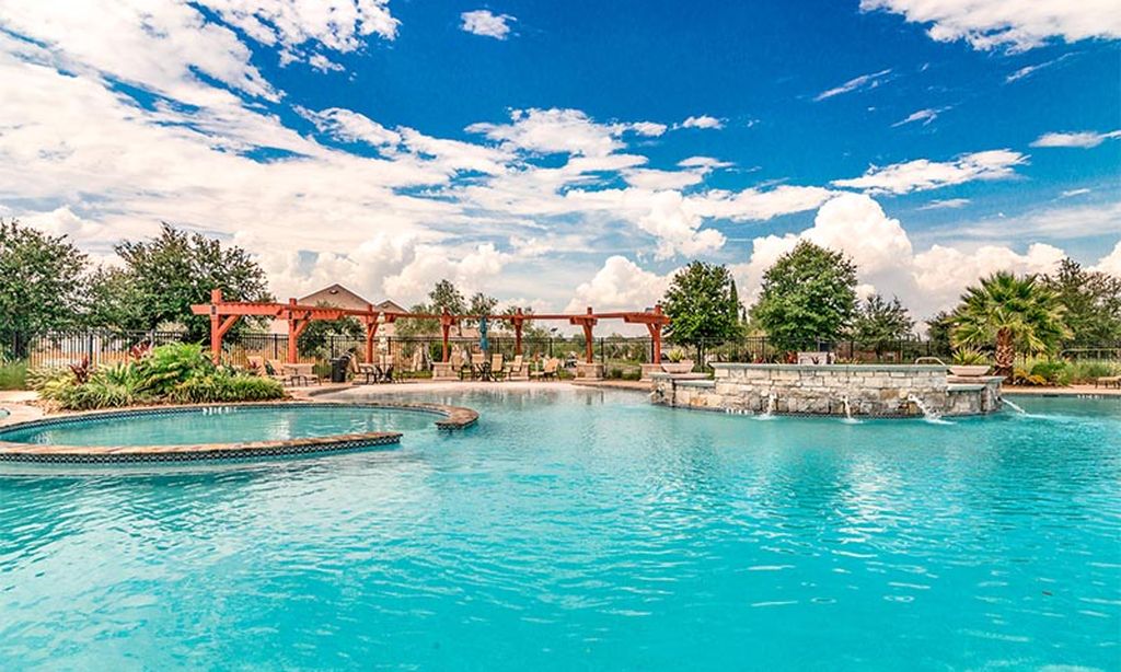 Outdoor Resort-Style Pool