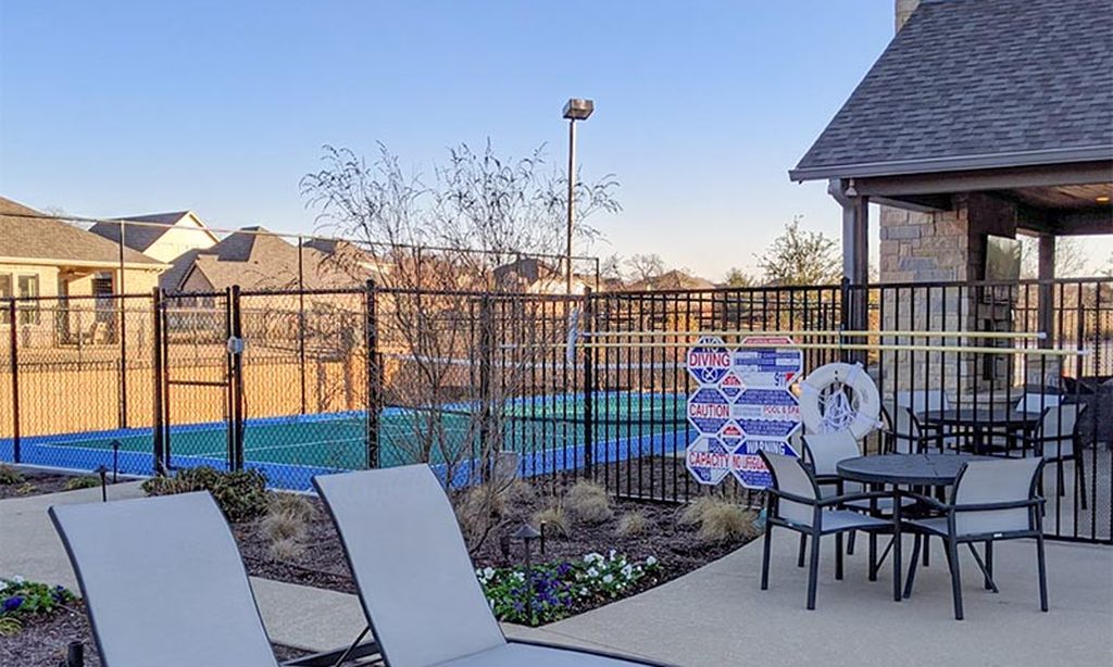 Outdoor Seating & Pickleball Courts