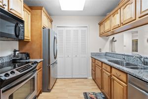 25 PLANTATION DR APT 201, VERO BEACH, FL