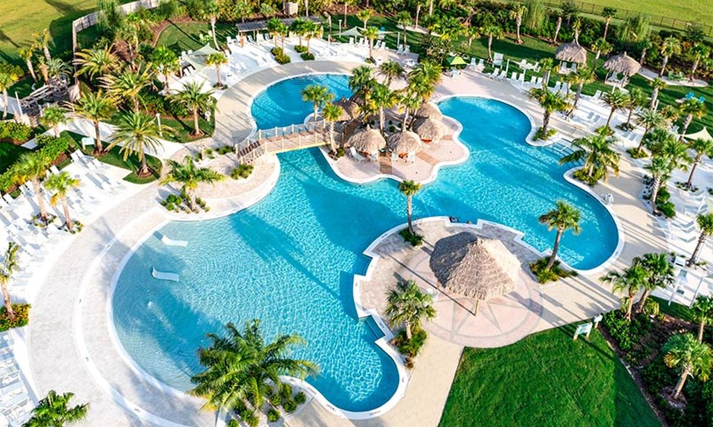 Outdoor Resort-Style Pool