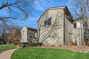 33 SHORELINE RD B, LAKE BARRINGTON, IL