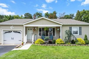 11 WHITAKER DR, TOMS RIVER, NJ