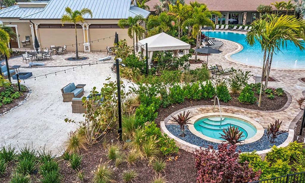 Outdoor Spa & Cabanas