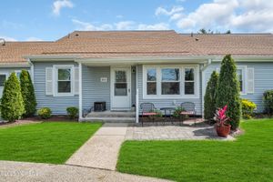 83 PARKWAY DR E, FREEHOLD, NJ