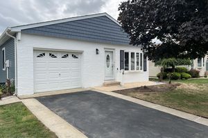 8 DORAL DR, TOMS RIVER, NJ