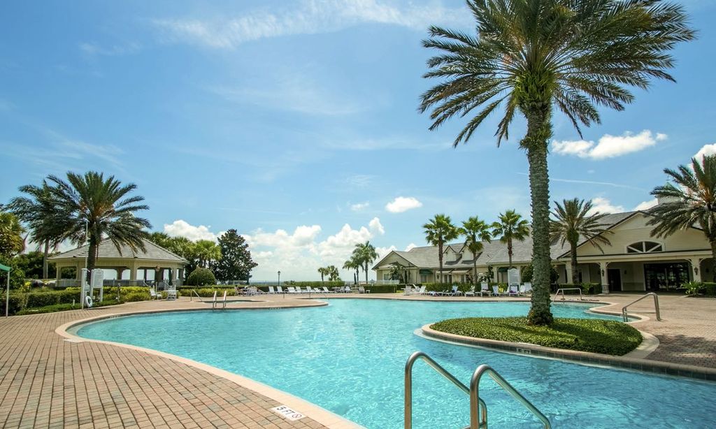 Outdoor Resort-Style Pool & Spa