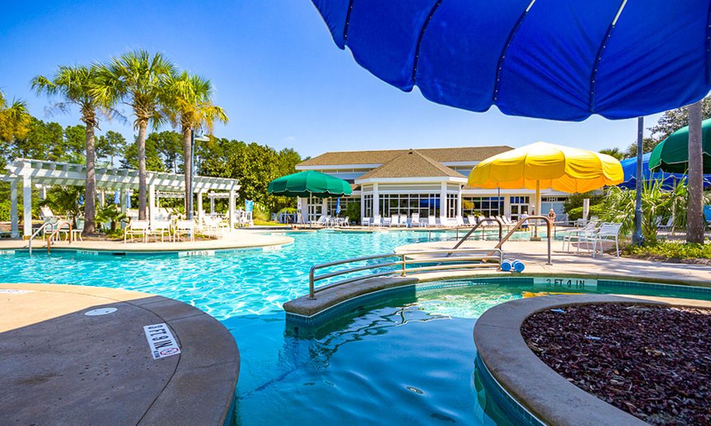 Outdoor Resort-Style Pool