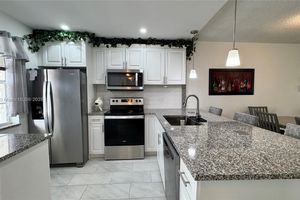 7200 NW 5TH CT APT 208, MARGATE, FL