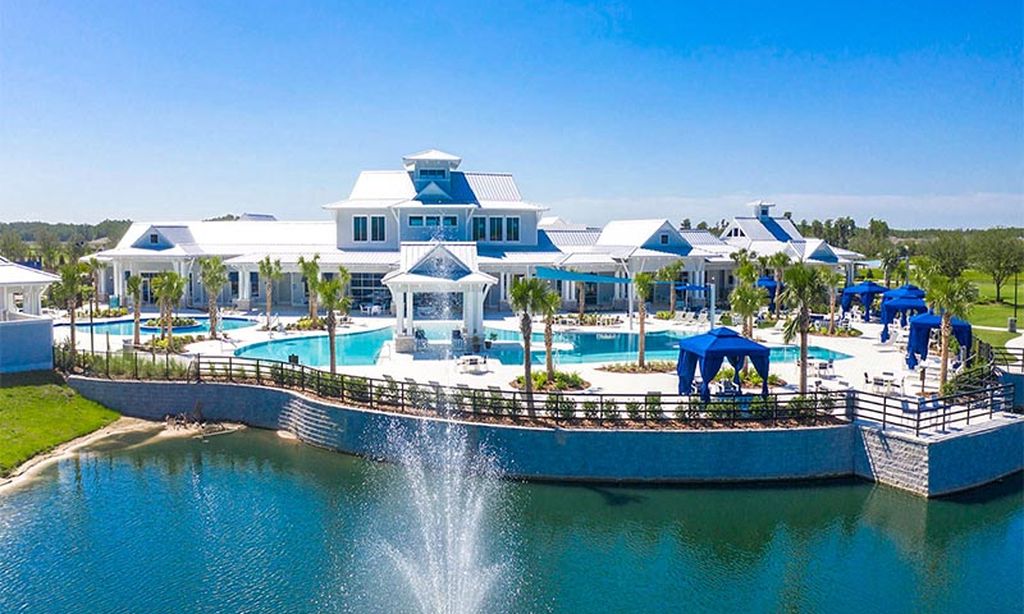 Outdoor Resort-Style Pool