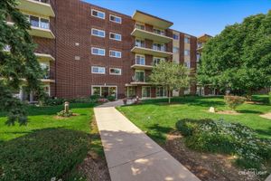5300 WALNUT AVE APT 18C, DOWNERS GROVE, IL