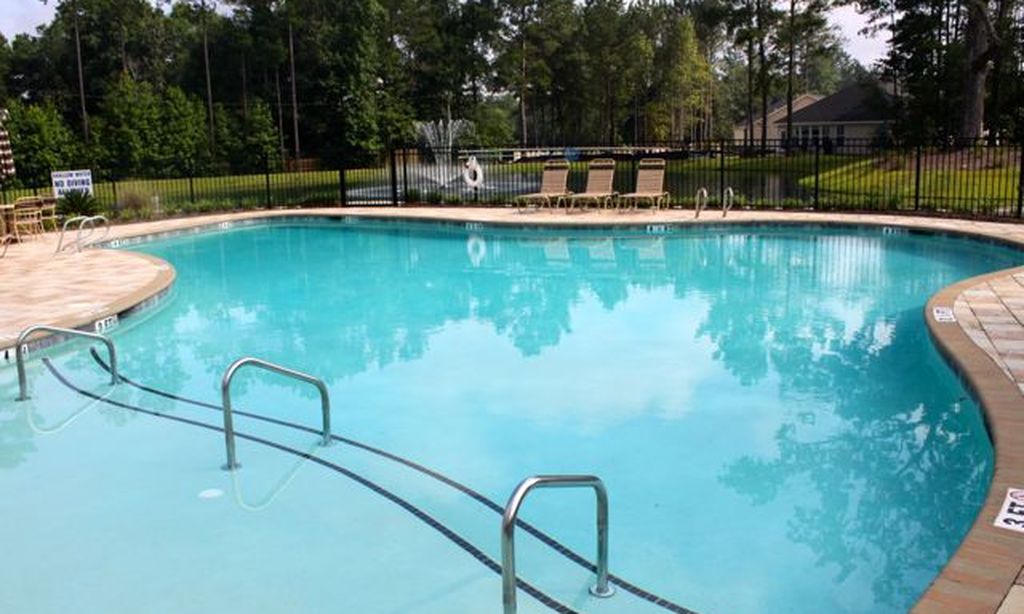 Outdoor Resort-Style Pool