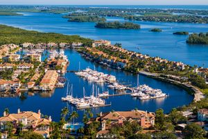 1215 MARINA VILLAGE CIR APT 402, VERO BEACH, FL