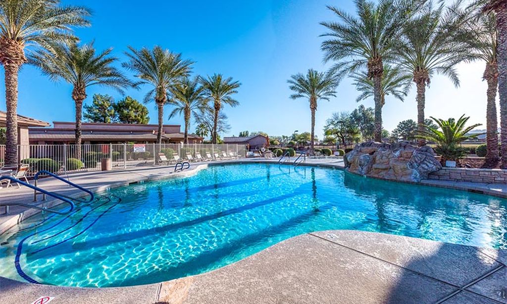 Outdoor Resort-Style Pool